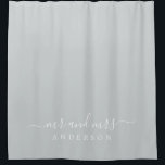 Chic Pas getrouwd de heer Mrs Dark Misty Grey Mono Douchegordijn<br><div class="desc">Grafisch lichtgrijs monogram douchegordijn met de tekst Mr en Mrs. in wit elegant script. De kleur grijs wordt gebruikt voor dit stijlvolle ontwerp dat u kunt aanpassen met uw gehuwde naam. Perfect luxe cadeau voor het pas gehuwde koppel. Exclusief voor u ontworpen door Happy Dolphin Studio.</div>