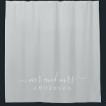 Chic Pas getrouwd de heer Mrs Dark Misty Grey Mono Douchegordijn<br><div class="desc">Grafisch lichtgrijs monogram douchegordijn met de tekst Mr en Mrs. in wit elegant script. De kleur grijs wordt gebruikt voor dit stijlvolle ontwerp dat u kunt aanpassen met uw gehuwde naam. Perfect luxe cadeau voor het pas gehuwde koppel. Exclusief voor u ontworpen door Happy Dolphin Studio.</div>