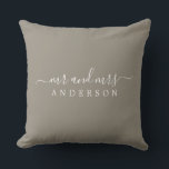 Chic Pas getrouwd de heer Mrs Gray Monogram Kussen<br><div class="desc">Een moderne monogrammaticale kussen met de tekst Mr. en Mrs. in een wit elegant script op een felted wool grijs achtergrond. Voeg gewoon je getrouwde naam toe. Perfect geschenk voor het pas gehuwde paar. Exclusief voor u ontworpen door Happy Dolphin Studio. Neem contact met ons op via happydolphinstudio@outlook.com als je...</div>