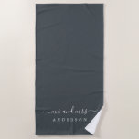 Chic Pas getrouwd de heer Mrs Off-black Monogramme Strandlaken<br><div class="desc">Chique zwart-wit monogram strandlaken met de grote tekst Mr en Mrs in wit elegante scriptkalligrafie. De kleur zwart bos wordt gebruikt voor deze luxe strandhanddoek die u kunt aanpassen met uw getrouwde naam. Perfect cadeau voor het pasgetrouwde stel. Exclusief voor u ontworpen door Happy Dolphin Studio. Als u hulp of...</div>