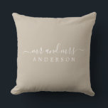 Chic Pas getrouwd de heer Mrs Shiitake Gray Monogr Kussen<br><div class="desc">Een moderne, monogrammaticale kussen met de tekst Mr en Mrs. in een wit elegant script op een zwarte achtergrond. Voeg gewoon je getrouwde naam toe. Perfect geschenk voor het pas gehuwde paar. Exclusief voor u ontworpen door Happy Dolphin Studio. Neem contact met ons op via happydolphinstudio@outlook.com als je hulp of...</div>