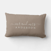 Chic Pas getrouwd de heer Mrs. Taupe Monogram Kussen (Achterkant)