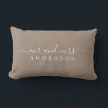 Chic Pas getrouwd de heer Mrs. Taupe Monogram Kussen<br><div class="desc">Een moderne, monogrammaticale taupe kussen met de tekst Mr en Mrs. in wit elegant script. Voeg gewoon je getrouwde naam toe. Voor dit stijlvolle ontwerp wordt het droogdok met een bruine staafkleur gebruikt. Perfect luxe cadeau voor het pas gehuwde koppel. Exclusief voor u ontworpen door Happy Dolphin Studio. Neem contact...</div>