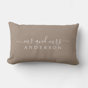 Chic Pas getrouwd de heer Mrs. Taupe Monogram Kussen