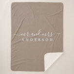 Chic Pas getrouwd de heer Mrs. Taupe Monogram Sherpa Deken<br><div class="desc">Een moderne, monogrammed taupe sherpa deken met de tekst Mr en Mrs. in wit elegant script. Voeg gewoon je getrouwde naam toe. Het kleurendroogdok wordt gebruikt voor dit stijlvolle ontwerp. Perfect luxe cadeau voor het pas gehuwde koppel. Neem contact met ons op via happydolphinstudio@outlook.com als je hulp of overeenkomende producten...</div>