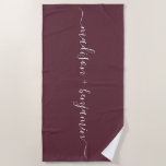 Chic Pas getrouwd Monogram Namen Bourgogne Strandlaken<br><div class="desc">Chique bordeauxrode strandlaken met de namen van de pasgetrouwden in handgeschreven witte elegante scriptkalligrafie. Voeg gewoon je namen toe. Perfect cadeau voor het pasgetrouwde stel of verloofde paar. Exclusief voor u ontworpen door Happy Dolphin Studio. Als u hulp of bijpassende producten nodig heeft, neem dan contact met ons op via...</div>