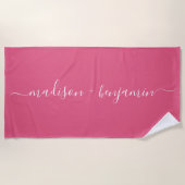 Chic Pas getrouwd Monogram Namen Hot Pink Strandlaken (Voorkant)