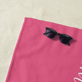 Chic Pas getrouwd Monogram Namen Hot Pink Strandlaken (In situ)