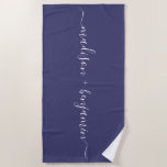 Chic Pas getrouwd Monogram Namen Navy Blue Strandlaken<br><div class="desc">Chique monogrammed strandlaken met de namen van de pasgetrouwden in handgeschreven witte elegante scriptkalligrafie op een marineblauwe achtergrond. Voeg gewoon je namen toe. Perfect cadeau voor het pasgetrouwde stel of verloofde paar. Exclusief voor u ontworpen door Happy Dolphin Studio. Als u hulp of bijpassende producten nodig heeft, neem dan contact...</div>