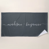 Chic Pas getrouwd Monogram Namen Off-Black Strandlaken (Voorkant)