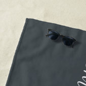 Chic Pas getrouwd Monogram Namen Off-Black Strandlaken (In situ)