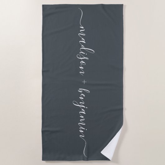 Chic Pas getrouwd Monogram Namen Off-Black Strandlaken (Voorkant)