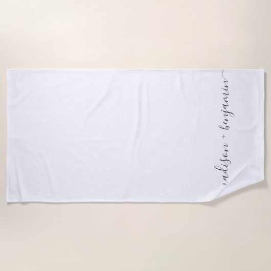 Chic Pas getrouwd Monogram Namen Wit Strandlaken (Voorkant)