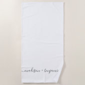 Chic Pas getrouwd Monogram Namen Wit Strandlaken (Voorkant)