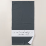 Chic Pas getrouwd Mr. Mrs. Black en White Monogram Strandlaken<br><div class="desc">Chique zwart-wit monogram strandlaken met de tekst Mr en Mrs in elegant schrift. De kleur zwart bos wordt gebruikt voor elegante strandhanddoek die u kunt aanpassen met uw getrouwde naam. Perfect cadeau voor het pasgetrouwde stel. Exclusief voor u ontworpen door Happy Dolphin Studio.</div>