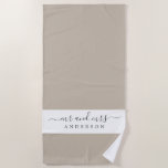 Chic Pas getrouwd Mr. Mrs. Gray White Monogrammed Strandlaken<br><div class="desc">Chic grijs en wit gemonografeerde strandlaken met de tekst meneer en mevrouw in elegant schrift. U kunt deze elegante strandlaken aanpassen met uw getrouwde naam. Perfect cadeau voor het pasgetrouwde stel. De kleur shiitake wordt gebruikt voor dit ontwerp. Exclusief voor u ontworpen door Happy Dolphin Studio.</div>