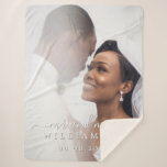 Chic Pas getrouwd Mr Mrs Wedding Photo Sherpa Blan Sherpa Deken<br><div class="desc">Chic, modern monogrammed trouwfoto sherpa deken met de tekst Mr en Mrs. in witte elegante manuscriptkalligrafie en uw trouwdatum in moderne typografie. Voeg gewoon je trouwnaam, trouwdatum en trouwfoto toe. Perfect luxe cadeau voor het pas gehuwde paar. Exclusief voor u ontworpen door Happy Dolphin Studio. Neem contact met ons op...</div>
