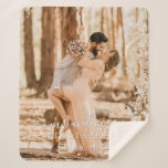 Chic Pas getrouwd Mr Mrs Wedding Photo Sherpa Blan Sherpa Deken<br><div class="desc">Chic, modern monogrammed trouwfoto sherpa deken met de tekst Mr en Mrs. in witte elegante manuscriptkalligrafie en uw trouwdatum in moderne typografie. Voeg gewoon je trouwnaam, trouwdatum en trouwfoto toe. Perfect luxe cadeau voor het pas gehuwde paar. Exclusief voor u ontworpen door Happy Dolphin Studio. Neem contact met ons op...</div>