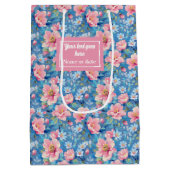 Chic pastel blauw en blush roze preppy floral medium cadeauzakje (Achterkant)