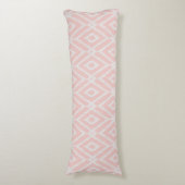 Chic pastel blush roze ikat tribal diamantpatroon lichaamskussen (Voorkant Verticaal)
