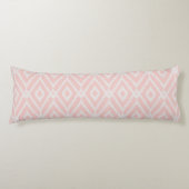 Chic pastel blush roze ikat tribal diamantpatroon lichaamskussen (Voorkant)