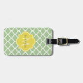 Chic Pastel Green Quatrefoil Yellow Name Monogram Bagagelabel (Voorkant horizontaal)