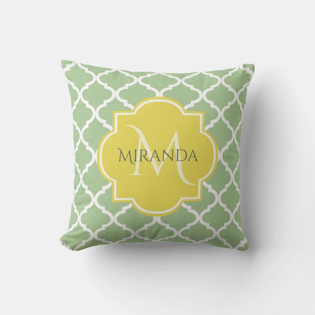 Chic Pastel Green Quatrefoil Yellow Name Monogram Kussen (Voorkant)