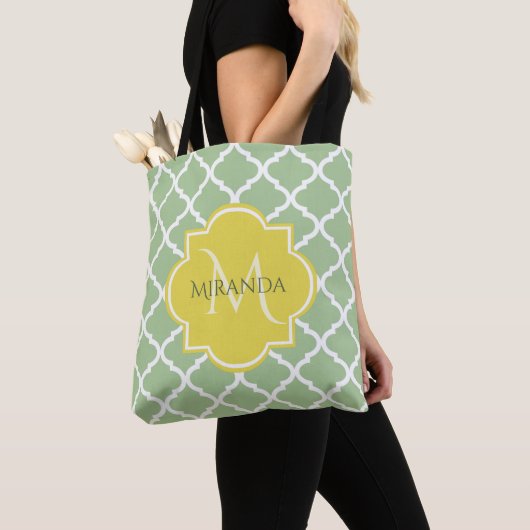 Chic Pastel Green Quatrefoil Yellow Name Monogram Tote Bag (Dichtbij)
