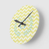 Chic Pastel Yellow Blauwgroen Chevron Custom Monog Ronde Klok (Hoek)