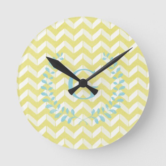 Chic Pastel Yellow Blauwgroen Chevron Custom Monog Ronde Klok (Voorkant)