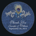 Chic Peacock Feather Wedding Favor Sticker<br><div class="desc">Elegante bruiloft gunst stickers,  gedaan in een blauw op blauw damast patroon,  met een zilveren toon bloeien versierd met een pauwenveer en blauwe boog. Personaliseer de lichtgrijze tekst voor uw speciale dag. Geweldig op je huwelijksgunsten. Overeenkomende producten beschikbaar.</div>