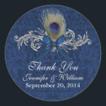 Chic Peacock Feather Wedding Favor Sticker<br><div class="desc">Elegante bruiloft gunst stickers,  gedaan in een blauw op blauw damast patroon,  met een zilveren toon bloeien versierd met een pauwenveer en blauwe boog. Personaliseer de lichtgrijze tekst voor uw speciale dag. Geweldig op je huwelijksgunsten. Overeenkomende producten beschikbaar.</div>