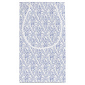 Chic Periwinkle Blue White Floral Diamond Pattern Klein Cadeauzakje (Achterkant)