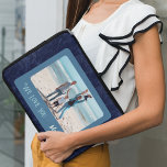 Chic Personalized Photo Text Mothers Day Gift Laptop Sleeve<br><div class="desc">Pas uw laptophoes aan met het ontwerp "Persoonlijke foto's"! Het kan met uw favoriete foto en tekst worden aangepast. Bescherm uw laptop in stijl met dit unieke, unieke sleeve dat uw persoonlijkheid en stijl weerspiegelt. Of u nu een foto van uw dierbaren, uw favoriete huisdier of een schilderachtig uitzicht wilt...</div>