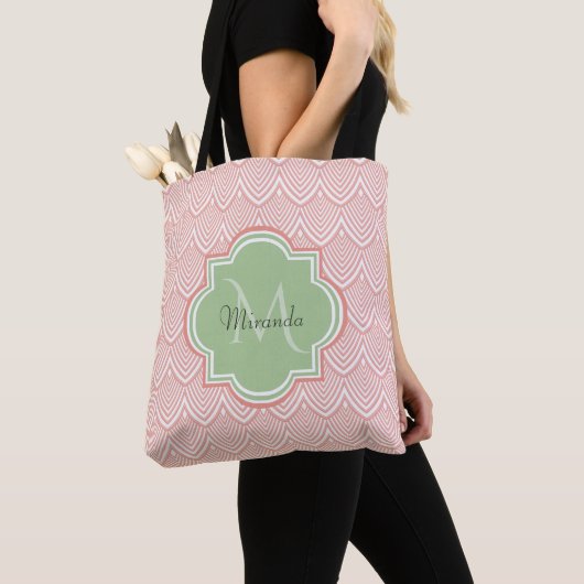 Chic Pink Arching Scallops Soft Green Monogram Nam Tote Bag (Dichtbij)