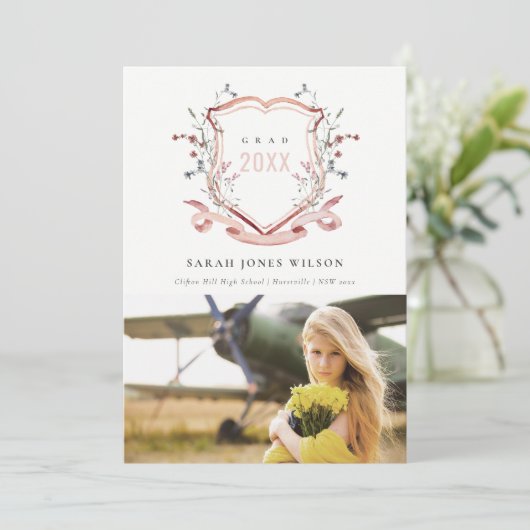 Chic Pink Blush Wildflower Crest Foto Afstuderen Aankondiging (Staand voorkant)