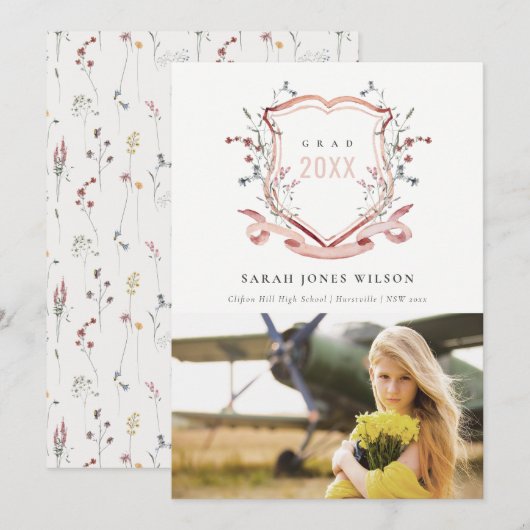 Chic Pink Blush Wildflower Crest Foto Afstuderen Aankondiging (Voorkant / Achterkant)