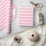 Chic Pink Chevron Wrapping Paper Cadeaupapier<br><div class="desc">Roze Chevron-inpakpapier – Chique & speelse cadeauverpakking voor elke gelegenheid Laat uw geschenken opvallen met dit schattige roze zigzag-inpakpapier! Met een chique chevronpatroon in zacht roze en wit met delicate stippen, is dit moderne maar speelse ontwerp ideaal voor baby showers, verjaardagen, paasfeesten en stijlvolle feesten. Of u nu een pasgeboren...</div>
