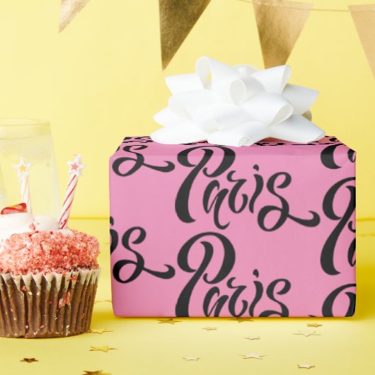 Chic Pink en Black Paris Typografie Patroon Cadeaupapier (Verjaardagsfeest)