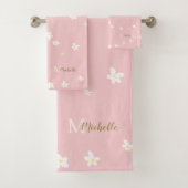 Chic Pink Farmhouse Sweet Daisies Girly Monogram Bad Handdoek (Insitu)