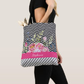 Chic Pink Floral Black en White Chevrons and Name Tote Bag (Dichtbij)