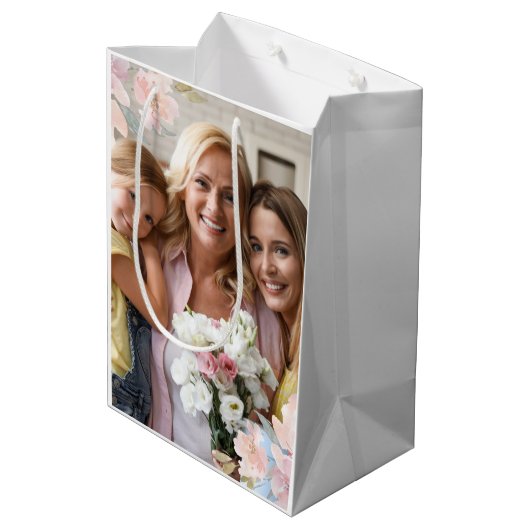 Chic Pink Floral Foto Moederdag oma's Medium Cadeauzakje (Achterkant Gekanteld)