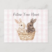 Chic Pink Plaid Stripes Bunnies in een mand Pasen Briefkaart (Voorkant)
