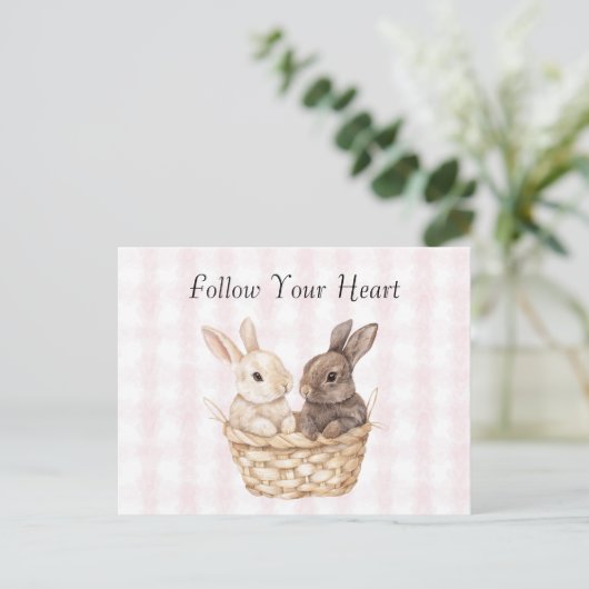 Chic Pink Plaid Stripes Bunnies in een mand Pasen Briefkaart (Staand voorkant)