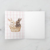 Chic Pink Plaid Stripes Bunnies in een mand Pasen Kaart (Binnen)