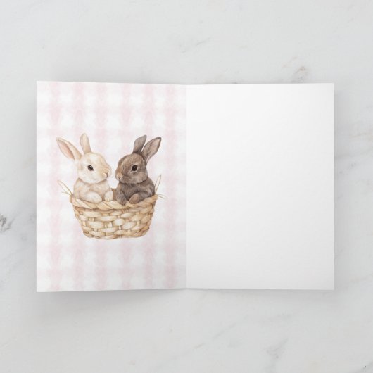 Chic Pink Plaid Stripes Bunnies in een mand Pasen Kaart (Binnen)