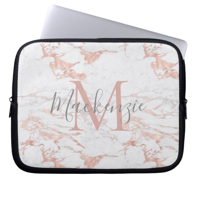 Chic Pink Rose Gold Foil Marble Monogram Laptop Sleeve (Voorkant)