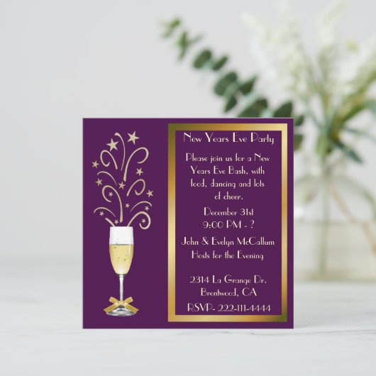 Chic Plum en Gold New Years Eve Party Uitnodiginge Kaart (Staand voorkant)