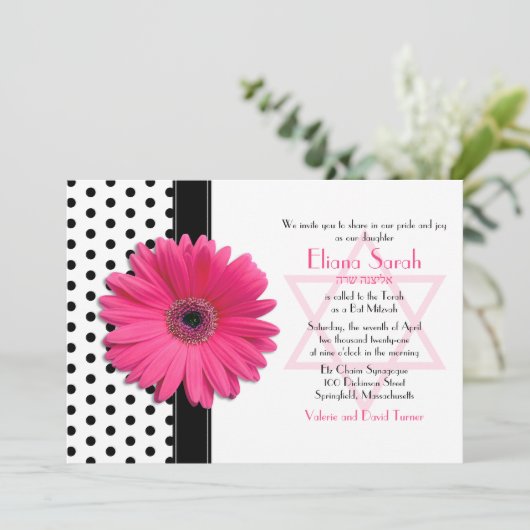 Chic Polka Dot Pink Daisy Bat Mitzvah Uitnodiging (Staand voorkant)
