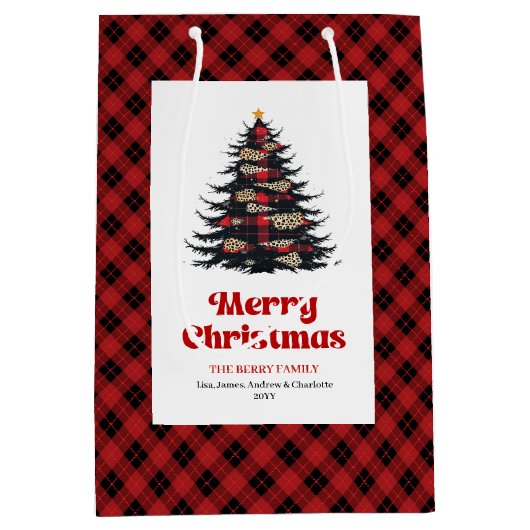 Chic red black plaid tree gift bag editable name medium cadeauzakje (Voorkant)